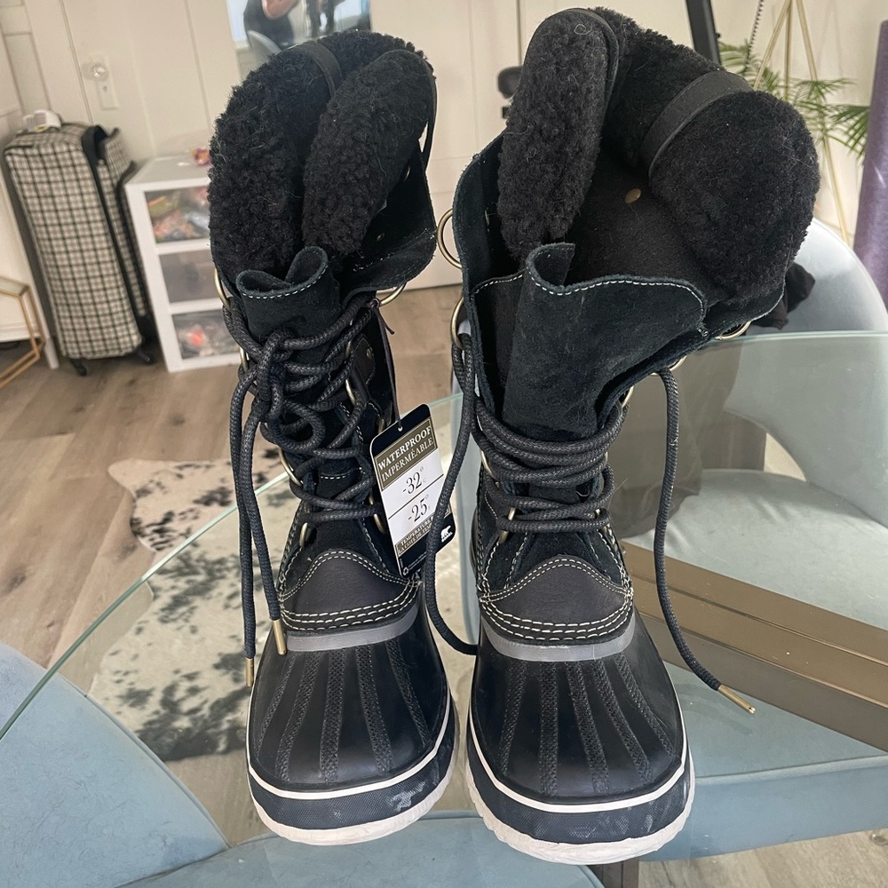 Sorel Joan of Arctic snow boots, size 9